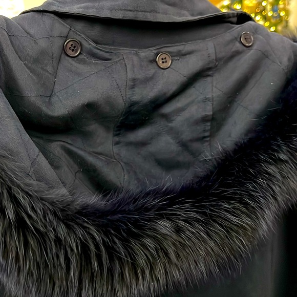 Woman's Fur-lined Navy Trenchcoat: removable lining, and hood Montreal, made. - Picture 9 of 9